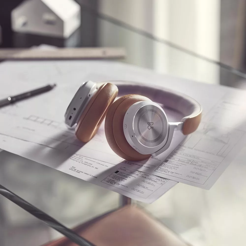 Bang & Olufsen Beoplay HX 4.jpg